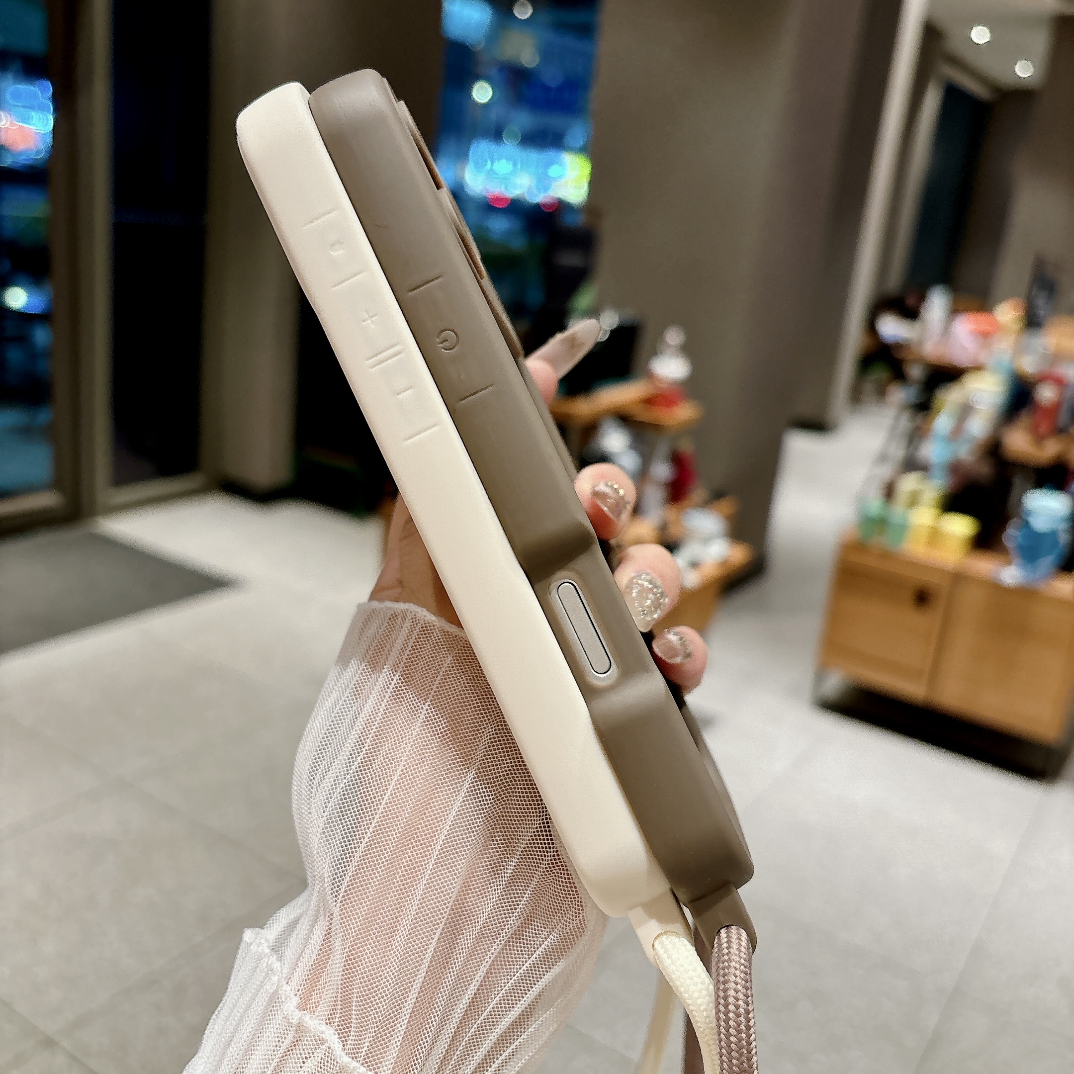 Phone Case For iPhone 17 16 15 - Phone Cases With Straps のレビューと価格